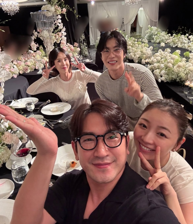 thumbnail - 신지 옆에 7살 연하 남편, 맞은편엔 이민우…‘이 조합 뭐지?’