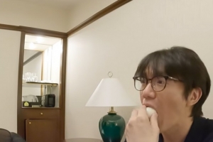 기사로 이동 - “먹기 싫어도 꼭 먹는다” 성시경, 10kg 뺀 뒤 먹방 전 챙기는 ‘이것’