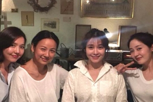 기사로 이동 - 이효리 요가원에 핑클 완전체 떴다…28년차 걸그룹의 ‘고난도’ 자세