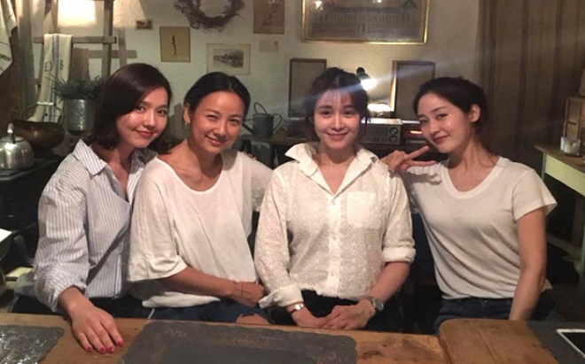 thumbnail - 이효리 요가원에 핑클 완전체 떴다…28년차 걸그룹의 ‘고난도’ 자세