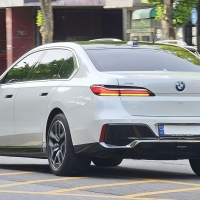 thumbnail - “아저씨 차라 놀리더니” 3040 오너들이 BMW 7시리즈를 ‘내 차’로 콕 찍은 이유