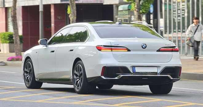 thumbnail - “아저씨 차라 놀리더니” 3040 오너들이 BMW 7시리즈를 ‘내 차’로 콕 찍은 이유