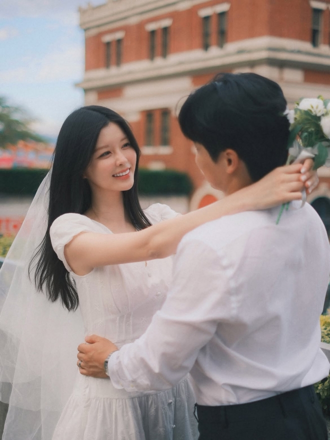 thumbnail - 변호사 남편 앞에서 축가 부른 걸그룹 신부, ‘어떤데’ 소리가 절로