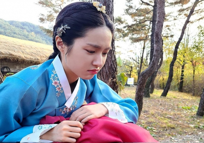 thumbnail - 의사 집안 자랑하더니…하영, 28세 ‘첫 한복’ 발언이 씁쓸한 진짜 이유