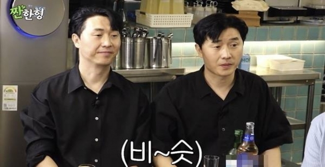 thumbnail - “형 여친이 갑자기 백허그” 쌍둥이 개그맨 동생, 등 돌린 채 굳었다