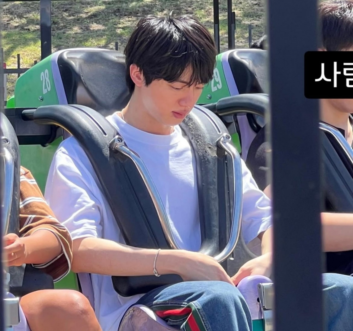 thumbnail - 월드 투어 중인데…BTS 진, 미국 놀이공원서 포착 “사람, 휴먼”