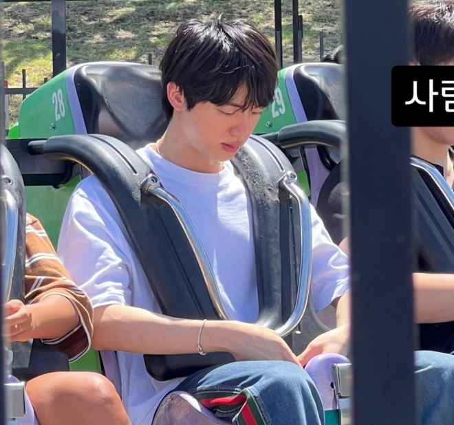 thumbnail - 월드 투어 중인데…BTS 진, 미국 놀이공원서 포착 “사람, 휴먼”