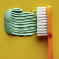 thumbnail - ‘버리려다 속는 셈’ 프라이팬에 치약 발랐더니… 10분 뒤 ‘깜짝’