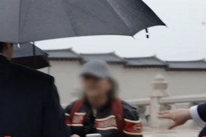 기사로 이동 - 경복궁서 담배 꺼내 문 외국인, 최시원 한마디에 ‘땡큐’…무슨 일?