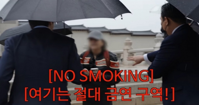 thumbnail - 경복궁서 담배 꺼내 문 외국인, 최시원 한마디에 ‘땡큐’…무슨 일?