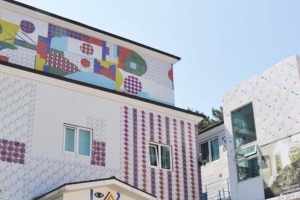 기사로 이동 - “이걸 전부 타일로?” 통영 주택가 7500장 벽화 미술관, 3개월마다 작품 바뀌는 ‘이곳’