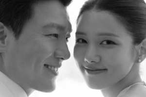 기사로 이동 - ‘마흔에 엄마가’ 3년 숨긴 이혼, 8살 연하 걸그룹과 재혼한 46세 배우