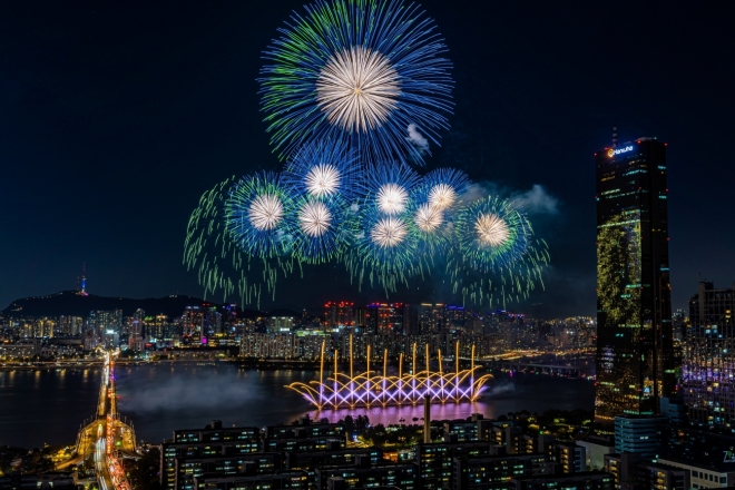 thumbnail - “30만원 유료석도 떴다”…서울세계불꽃축제, 고수들의 명당 잡는 꿀팁