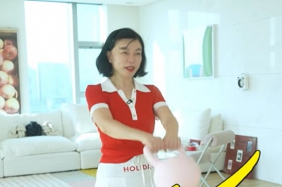 thumbnail - 팔 들어 올리자 복근이… 66세 최화정, 매일 한다는 실내 운동 2가지