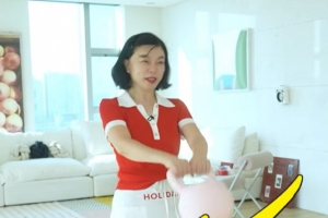 기사로 이동 - 팔 들어 올리자 복근이… 66세 최화정, 매일 한다는 실내 운동 2가지