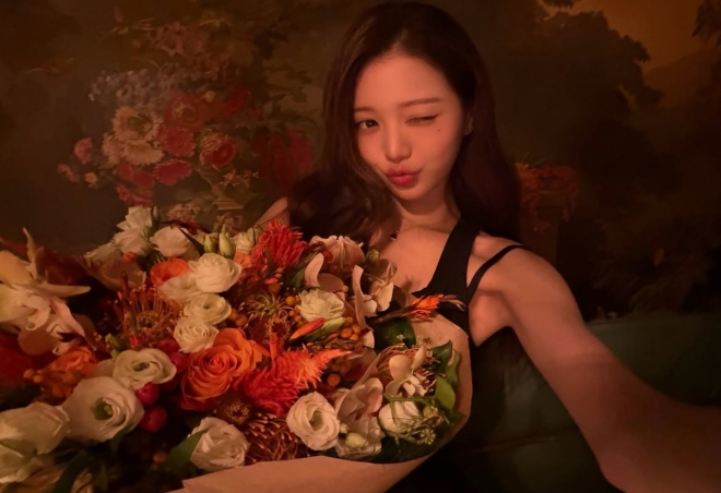 thumbnail - 장원영 22번째 생일, 명품 브랜드 선물 스케일 보니 ‘엄마 덕분’