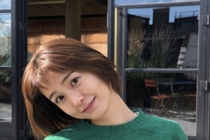 기사로 이동 - 비싼 돈 안 썼다는데…44세 정유미 ‘깐 달걀’ 피부, 비결 물었더니