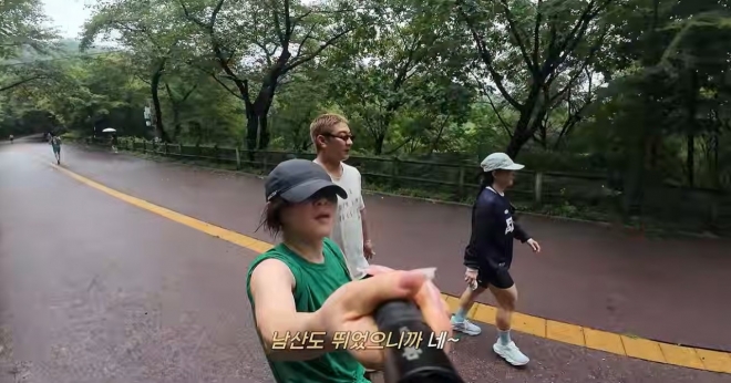 thumbnail - 49세 최강희, 한 달 복근 챌린지…매니저가 “처참하다” 말한 진짜 이유