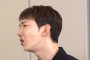기사로 이동 - “수염 제모했냐” 질문받은 조권, “면도 안 해요” 폭탄 고백