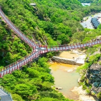 thumbnail - ‘3배로 짜릿하겠네’ 해발 620m 협곡 위 Y자 다리, 입장료 3천원의 비밀