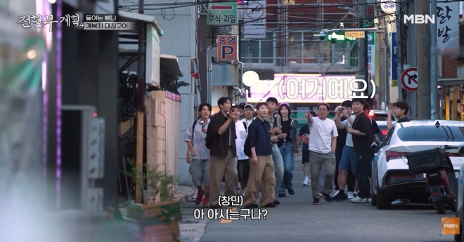 thumbnail - “영업 시작도 전에 촬영?” 전현무 또 터진 조작설, 제작진 입 열었다