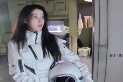 thumbnail - “동네 마실인 줄 알았네” 아이유 상하이 사복, 티셔츠 한 장 가격이 40만원대