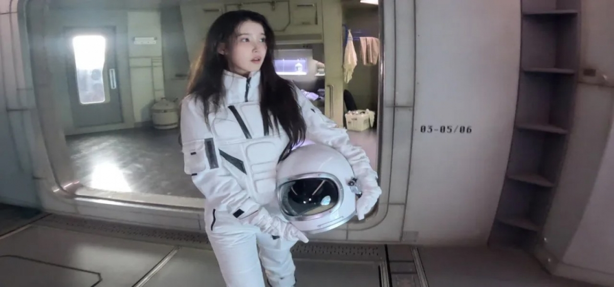 thumbnail - “동네 마실인 줄 알았네” 아이유 상하이 사복, 티셔츠 한 장 가격이 40만원대