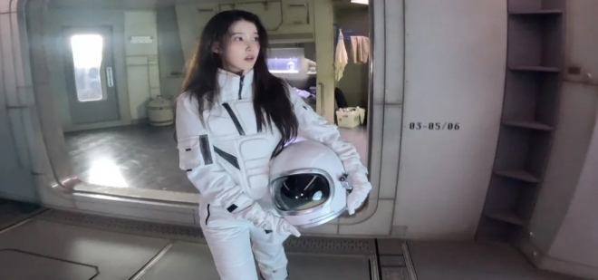 thumbnail - “동네 마실인 줄 알았네” 아이유 상하이 사복, 티셔츠 한 장 가격이 40만원대