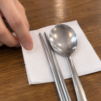 thumbnail - “식당 가면 꼭 휴지부터 깔았는데”…수저 밑 한 장, 정말 깨끗할까