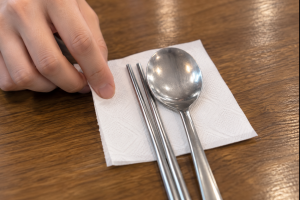 기사로 이동 - “식당 가면 꼭 휴지부터 깔았는데”…수저 밑 한 장, 정말 깨끗할까