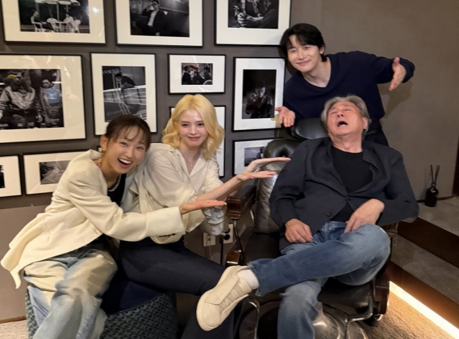 thumbnail - 최민식 옆 한소희 ‘드디어’ 한마디…37년 차이 두 사람 분위기 뭐지?