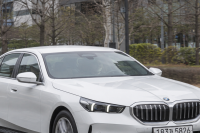 thumbnail - “제네시스 계약하려다 멈칫”… 1,200만원 할인 BMW 5시리즈, 무슨 일?