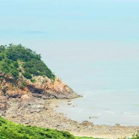 thumbnail - “바다가 하루 두 번만 길을 열어준다”…4km 바닷길 숨겨둔 작은 섬