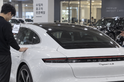 thumbnail - “포르쉐도 어쩔 수 없었다”… 2억 타이칸, 3년 만에 7천만 원 된 사연