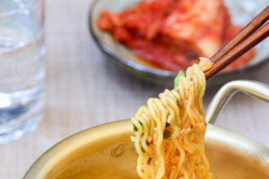 기사로 이동 - ‘국물까지 다 마셨네’… 라면 봉지에 미역 한 줌 넣었을 뿐인데