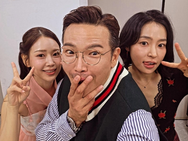 thumbnail - “리턴! 컴백!”… ‘女BJ 머리채’ 잡았던 MC, 4개월 만에 방송 복귀