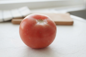 기사로 이동 - 토마토 꼭지에 테이프 하나 붙였더니… 물러 터질 일이 없네