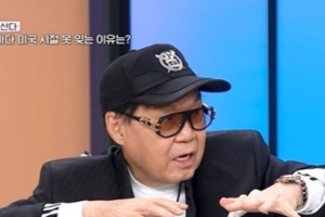 기사로 이동 - 조영남, 전부인 윤여정과 ‘뒹굴며 웃던 날’… 대체 무슨 일이