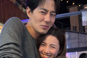 기사로 이동 - “일 년에 몇 번 안 되는 합법적 바람”…남편이 직접 찍어준 조인성 투샷