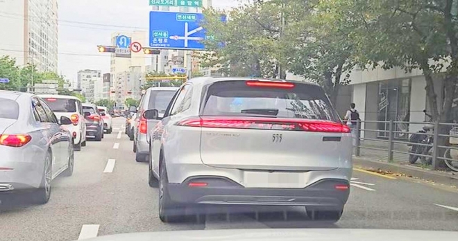thumbnail - “기름 한번 넣으면 1600km” 쏘렌토급 SUV, 위장막 없이 서울 등장했다