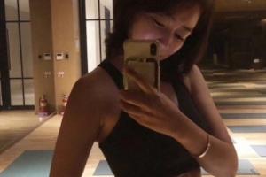 기사로 이동 - 4살 연하 남편과 결혼 후 돌연 잠적… 49세 진재영 몸매, 다 이유 있었다
