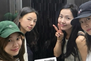 기사로 이동 - “21년 만에 엘리베이터 같이 탔다”… 핑클 완전체, 심상찮은 근황
