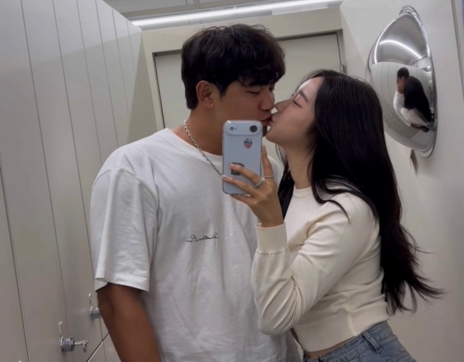 thumbnail - “아기가 먼저 찾아와”… 99년생 아나운서, 7살 연상 야구선수와 결혼 발표