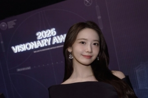 기사로 이동 - 배에 손 올린 남성까지…윤아 임신설 사진, 결국 SM이 꺼내든 카드