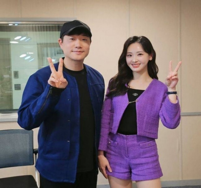 thumbnail - “아빠 되는 거 맞네요” 48살 배성재, 14살 연하 아내 임신설… 사진 한 장이 단서였다
