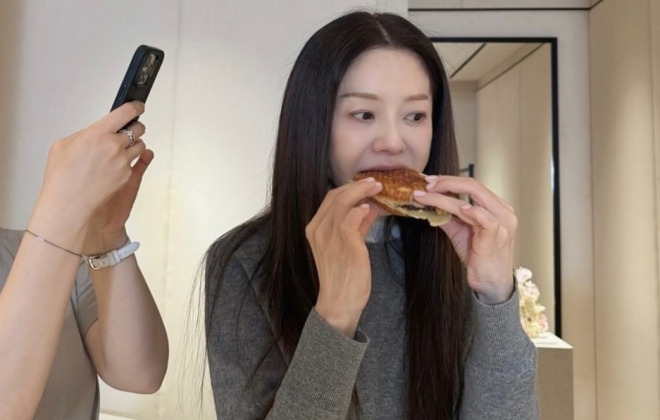 thumbnail - “50대 긴 머리는 좀…” 이 말 쏙 들어간 고현정 근황, 대체 뭐했길래