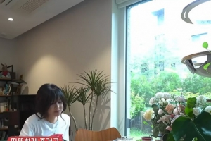 기사로 이동 - “돈 생기면 없애는 편”… 5억 기부하고 친구 집에 얹혀사는 여배우