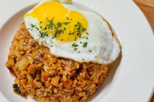 기사로 이동 - “진작 이렇게 할걸”… 김치볶음밥에 ‘이것’ 반 스푼, 27년 맛집의 비법