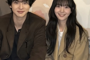 기사로 이동 - “휴대전화 터지는 줄” 친자매 여배우, 한 달 간격으로 결혼 발표한 사연