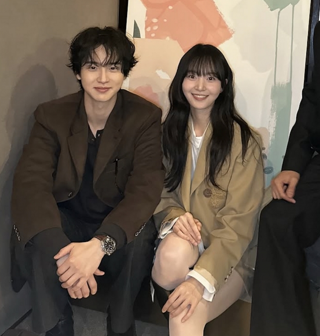 thumbnail - “휴대전화 터지는 줄” 친자매 여배우, 한 달 간격으로 결혼 발표한 사연